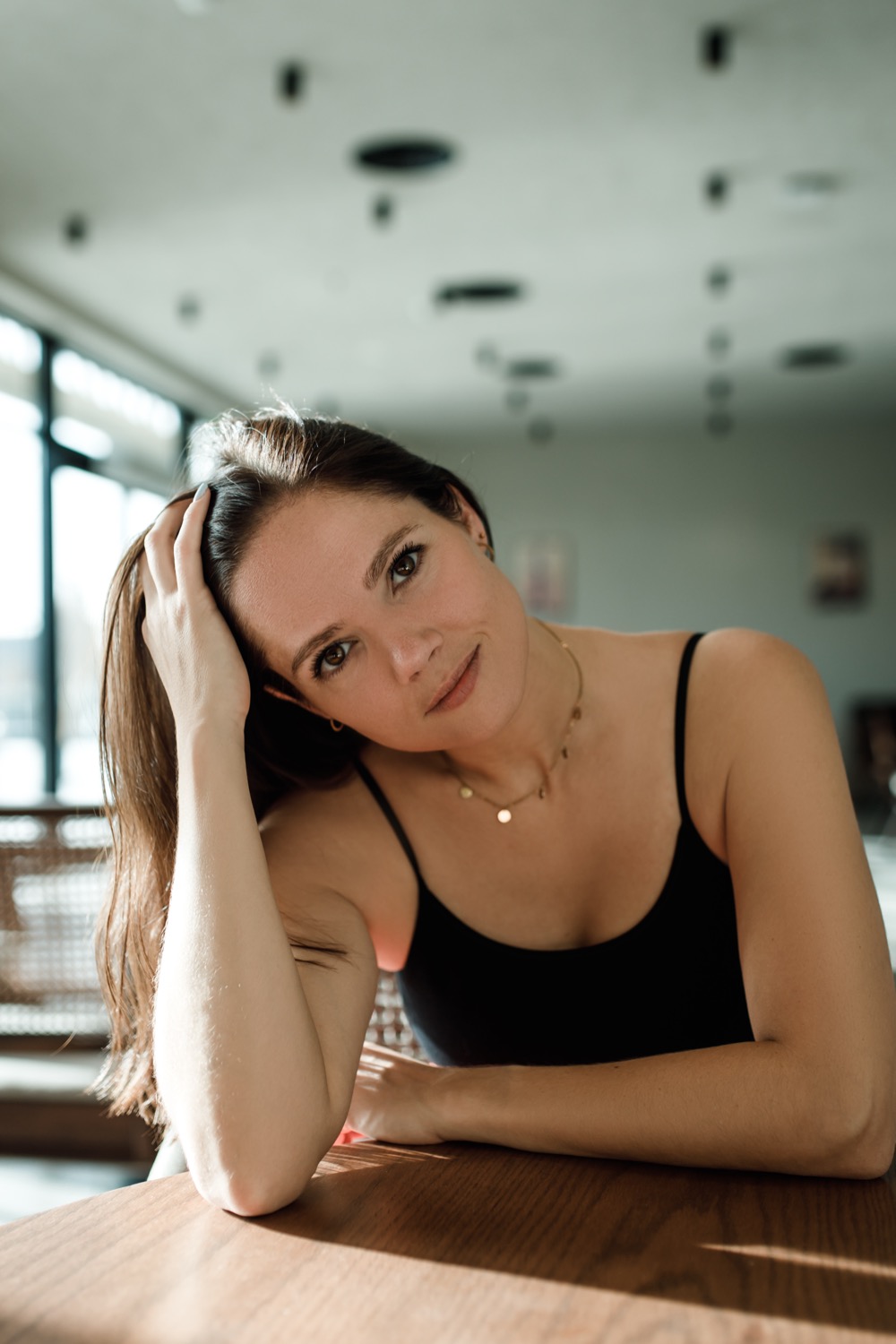 Sarah, die in die Kamera schaut